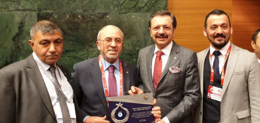 TOBB TARAFINDAN DÜZENLENEN ODA/BORSA PROJE YARIŞMASINDA, ELAZIĞ TİCARET BORSASI 8 FARKLI KATEGORİDE YAPILAN 123 PROJE İÇERİSİNDEN, MESLEKİ EĞİTİM VE İSTİHDAM ALANINDA İLK 5 PROJE ARASINA GİREREK ÖDÜLÜNÜ RIFAT HİSARCIKLIOĞLU’NUN ELİNDEN ALDI.